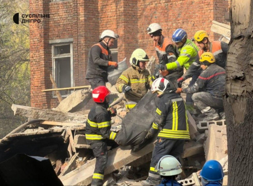 Масована атака по Україні: у Дніпрі постраждалі, під завалами можуть бути люди — є загиблі фото