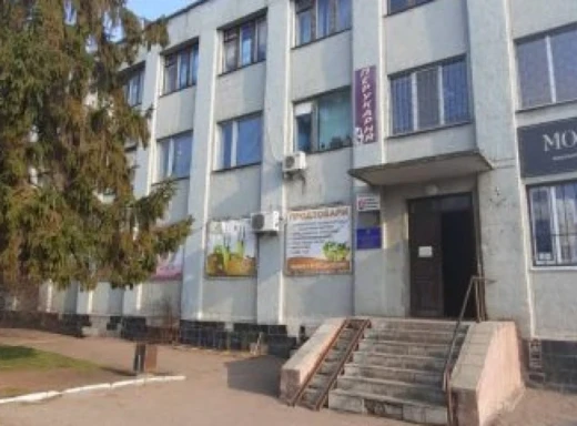 На Чернігівщині  продають адмінбудівлю за 10 тисяч гривень фото