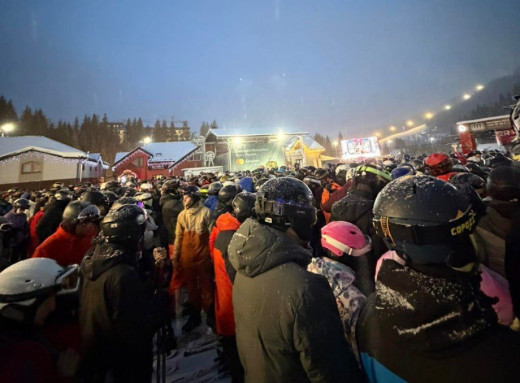 Натовпи у Буковелі: туристи скаржаться на довжелезні черги до підйомників фото