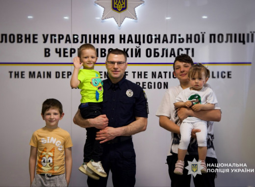 Врятував братів і сестер: родину сміливця із Семенівки підтримали в поліції Чернігівщини фото
