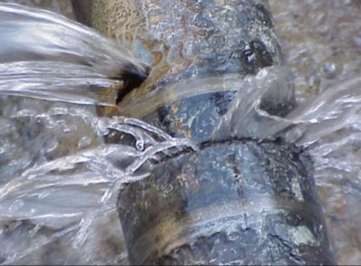 У Ніжині через прорив водогону частина вулиць залишилася без води фото