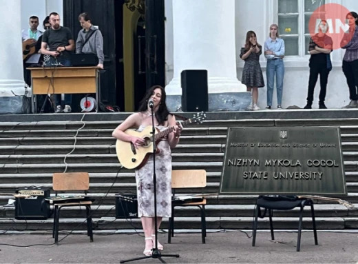 Біля Ніжинського університету відбувся благодійний концерт: збирали кошти на ЗСУ фото