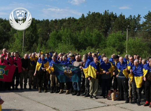 Двоє ніжинців повернулися з російського полону фото Двоє ніжинців повернулися з російського полону фото