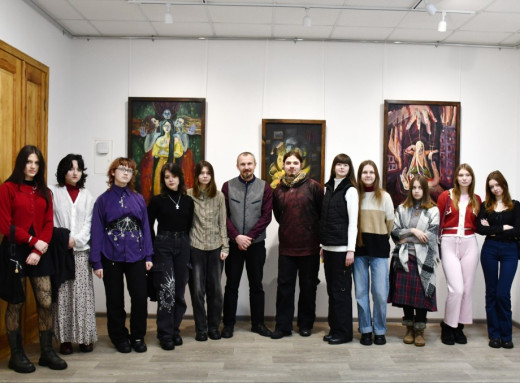 «Крізь темряву – світло»: у Ніжині відкрили виставку робіт студентсько