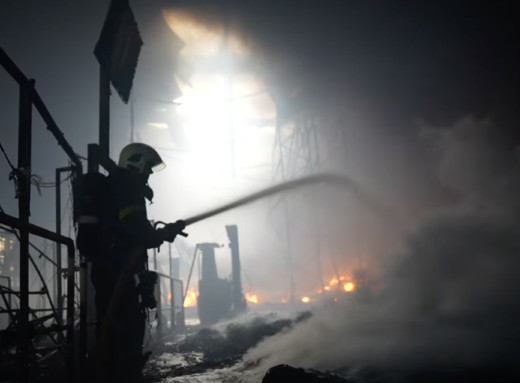 У Мукачевому досі горить підприємство, атаковане росією 21 серпня фото У Мукачевому досі горить підприємство, атаковане росією 21 серпня фото
