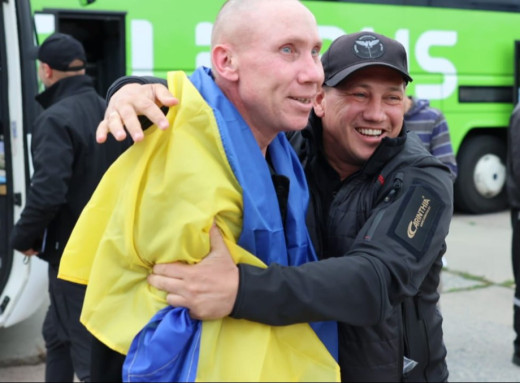 Черговий обмін полоненими: воїни повертаються додому після двох років у неволі фото Черговий обмін полоненими: воїни повертаються додому після двох років у неволі фото