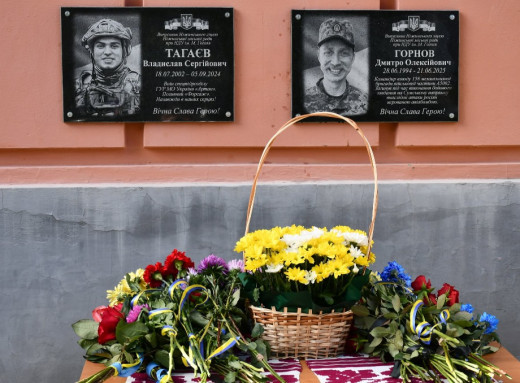 На фасаді Ніжинського ліцею відкрили меморіальні дошки на честь загиблих воїнів фото
