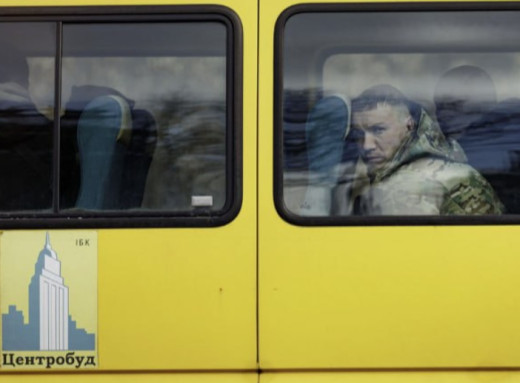 ЄС обговорює можливі обмеження для українських чоловіків призовного віку фото