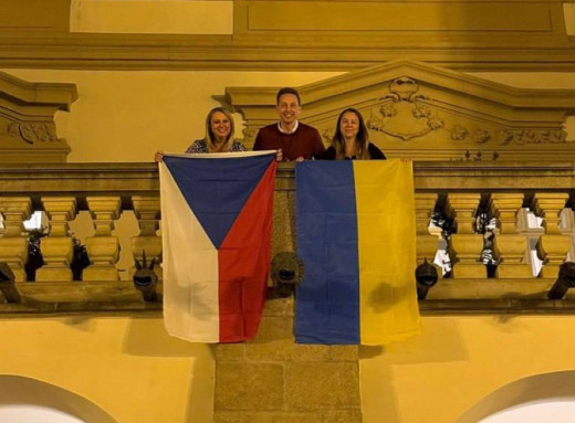 Українські прапори знову зʼявилися на будівлі парламенту Чехії після скандального демонтажу фото