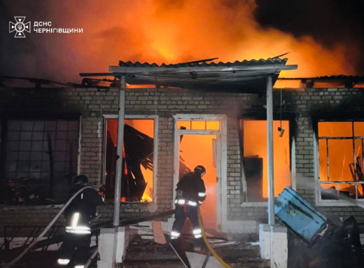 На Чернігівщині ворожий дрон влучив у цивільний об’єкт: сталася масштабна пожежа фото