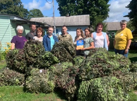 На Чернігівщині безробітні щомісяця плетуть десятки тисяч квадратних метрів маскувальної сітки для ЗСУ фото