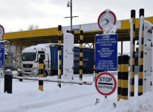 П'ять тисяч вантажівок у черзі, 4 напрямки - заблоковано: яка ситуація на кордоні фото
