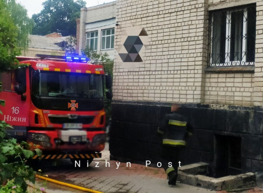 У Ніжині горів гуртожиток університету: що відомо фото