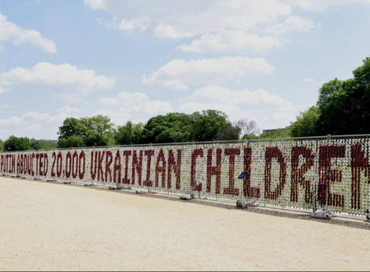 У США встановили інсталяцію з 20 тисяч ведмедиків на підтримку викрадених українських дітей фото