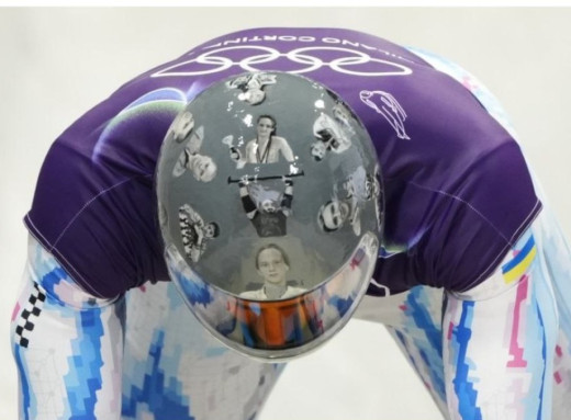 Скелетоніст Владислав Гераскевич вийшов на тренування Олімпіади у шоломі з іменами вбитих Росією спортсменів фото