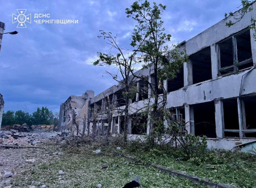 "Є пошкодження у Ніжинському, Чернігівському, та Корюківському районах та на околицях Чернігова" — Чаус про нічну атаку росіян фото "Є пошкодження у Ніжинському, Чернігівському, та Корюківському районах та на околицях Чернігова" — Чаус про нічну атаку росіян фото