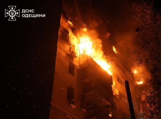 Росія атакувала Одесу: вогонь охопив багатоповерхівку, є загибла фото Росія атакувала Одесу: вогонь охопив багатоповерхівку, є загибла фото