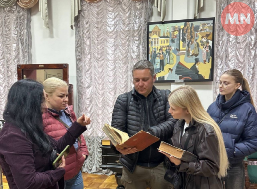 До музею Миколи Гоголя передали рідкісне видання творів письменника 1913 року фото