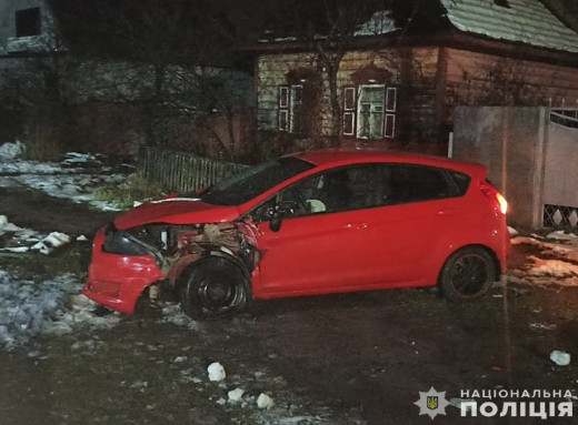 Зіткнувся з електроопорою: на Чернігівщині сталася ДТП фото