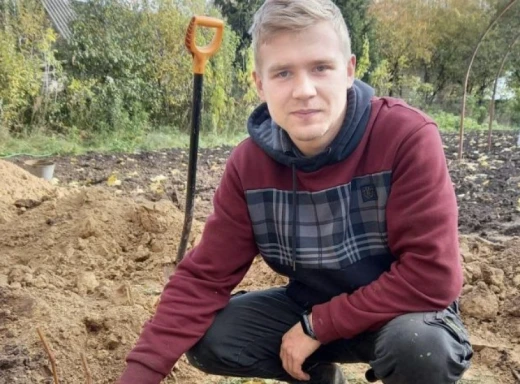Хлопець з Чернігівщини вирощує овочі, займається ковальством та сироварінням фото