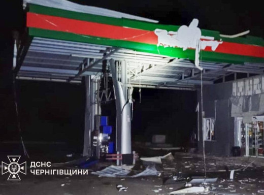 Ворог атакував одразу кілька об’єктів на Чернігівщині: пошкоджені будинки, енергооб’єкт і автозаправка фото