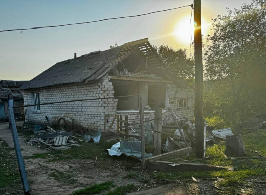 Горіла нежитлова будівля: росіяни протягом доби обстріляли 12 прикордонних сіл Чернігівщини фото