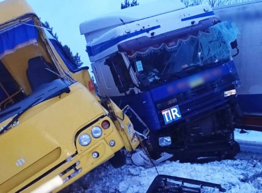На Чернігівщині зіткнулись шкільний автобус і вантажівка: є постраждалі фото