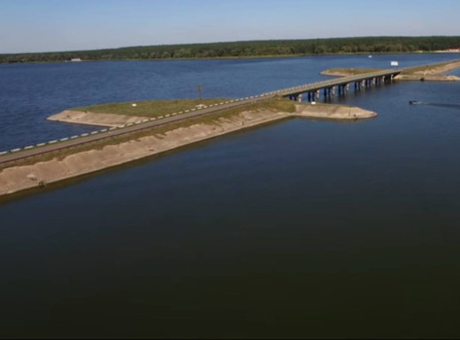 Армія росії вдарила по греблі Печенізького водосховища на Харківщині фото