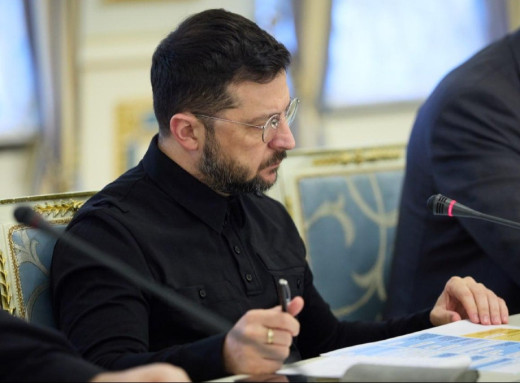 Зеленський: до кінця року половина зброї на фронті має бути українського виробництва фото