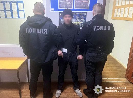 Поліцейські затримали чоловіка, який вдарив ножем у груди свою знайому фото Поліцейські затримали чоловіка, який вдарив ножем у груди свою знайому фото