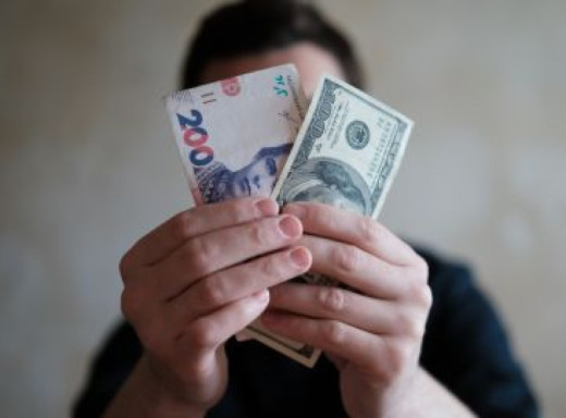 Жінки в Україні заробляють на 27% менше за чоловіків фото