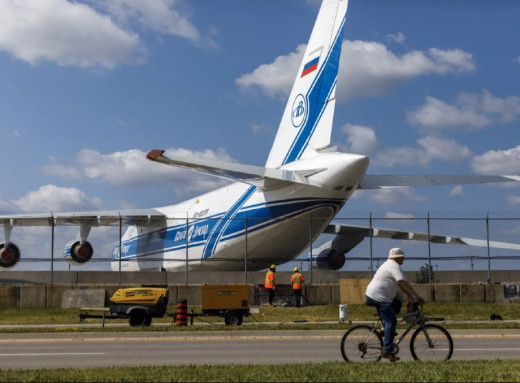 Захоплений у Канаді російський літак Ан-124 можуть передати Україні фото Захоплений у Канаді російський літак Ан-124 можуть передати Україні фото