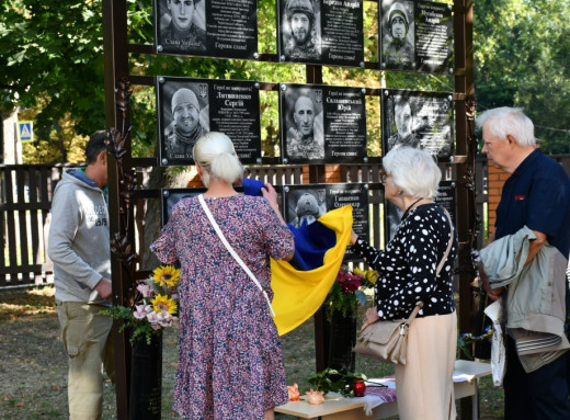 На стелі Пам’яті Ніжинської гімназії відкрили меморіальні дошки на честь загиблих Героїв фото