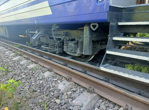 На Закарпатті з рейок зійшли три вагони поїзда через аномальну спеку фото