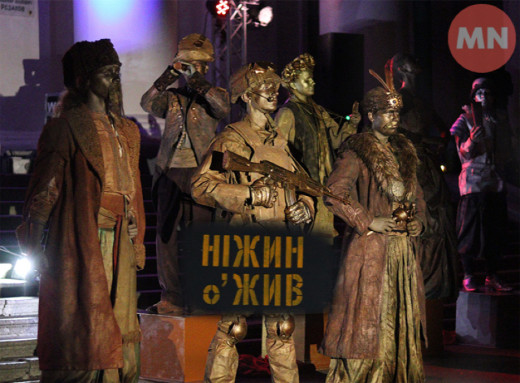 Коли оживає історія: у Ніжині відбувся благодійний перформанс живих скульптур "Ніжин О'жив" фото Коли оживає історія: у Ніжині відбувся благодійний перформанс живих скульптур "Ніжин О'жив" фото