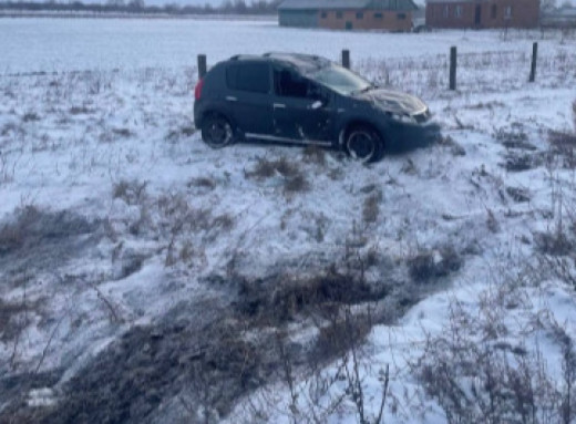 На трасі біля села на Ніжинщині легковик злетів у кювет фото