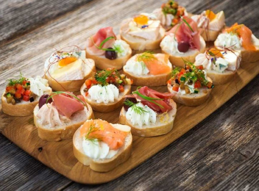 Швидкі та святкові закуски: три ідеї, які врятують ваш новорічний стіл фото