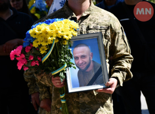 Ніжин попрощався з Воїном — Олександром Гомолякою фото Ніжин попрощався з Воїном — Олександром Гомолякою фото