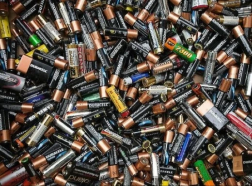 Чому не можна зберігати вдома старі батарейки й акумулятори фото