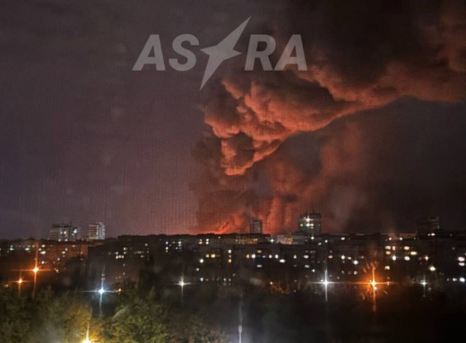 У окупованому Донецьку вночі пролунали вибухи: загорівся колишній гіпермаркет «Ашан» фото