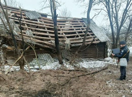 Уночі ворог атакував Чернігівщину: пошкоджено приватний будинок  фото