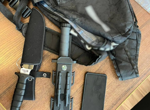 На Закарпатті запобігли нападові у школі: затримали 15-річного хлопця з ножем фото На Закарпатті запобігли нападові у школі: затримали 15-річного хлопця з ножем фото