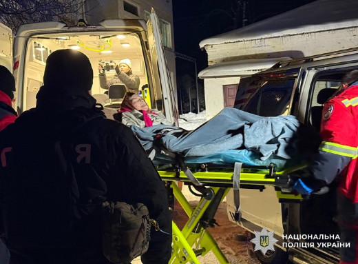 Пенсіонерку евакуювали через постійні обстріли прикордонного села Новгород-Сіверської громади  фото