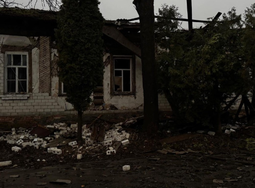 Наслідки ворожого обстрілу: у Новгород-Сіверському пошкоджено близько десяти будинків та авто фото