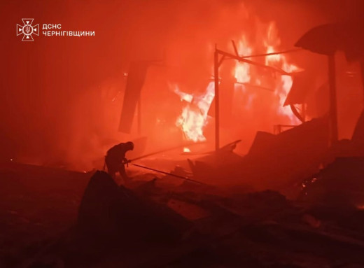 Російська атака спричинила пожежу ангара у Чернігівському районі: обійшлося без жертв фото