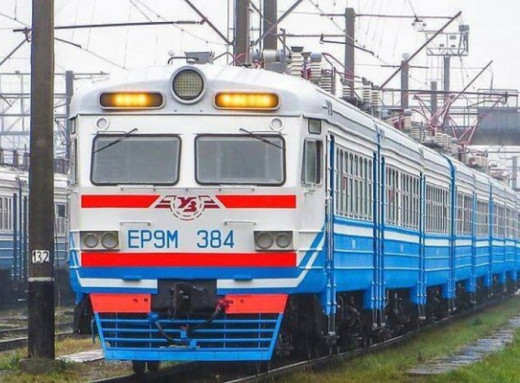 Ускладнено рух приміських потягів  - що відомо фото
