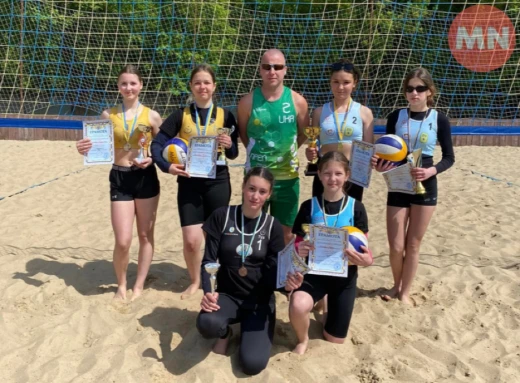 15 команд: у Ніжині відбувся Чемпіонат міста з пляжного волейболу серед дівчат фото