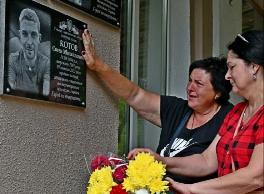 На фасаді ніжинської гімназії відкрили меморіальні дошки загиблим фото