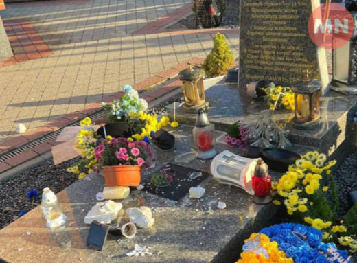 На Чернігівщині поліцейські затримали жінку, яка пошкодила могили загиблих воїнів фото На Чернігівщині поліцейські затримали жінку, яка пошкодила могили загиблих воїнів фото