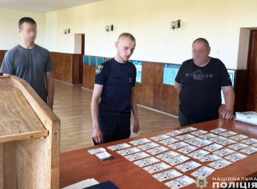 Підібрала пароль та зняла 20 тисяч готівки: на Чернігівщині пенсіонерка знайшла банківську карту фото
